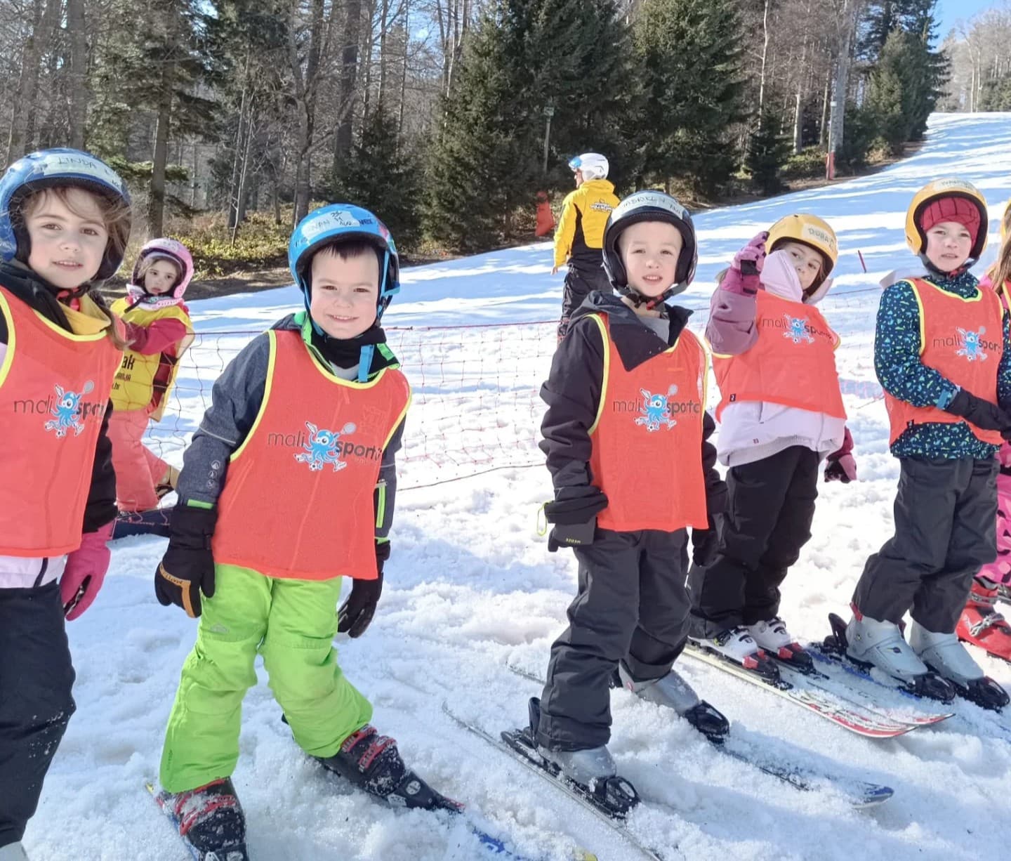 Škola skijanja - djeca na snijegu